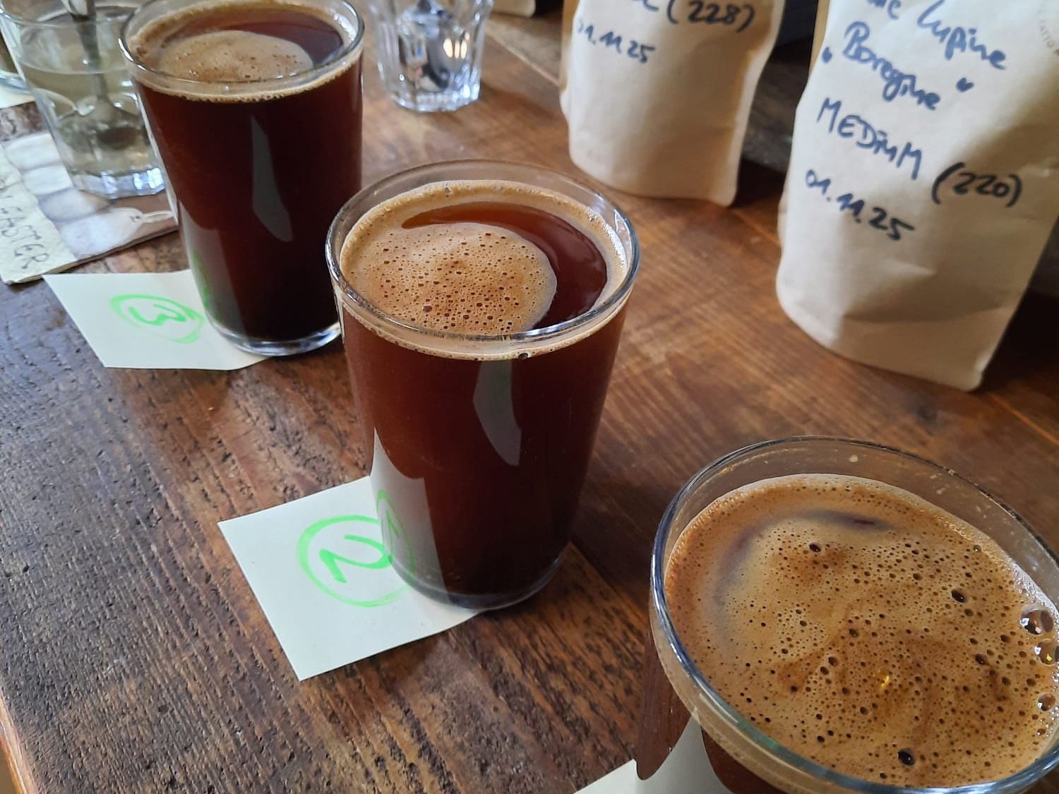 Verschiedene Becher mit Lupinenkaffee.